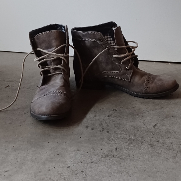 G.H. Bass & Co. Pamela Boots - Picture 3 of 9